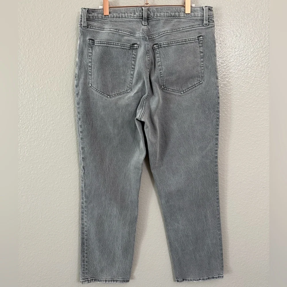 Abercrombie & Fitch Ultra High Rise 90s Straight Jean in Gray